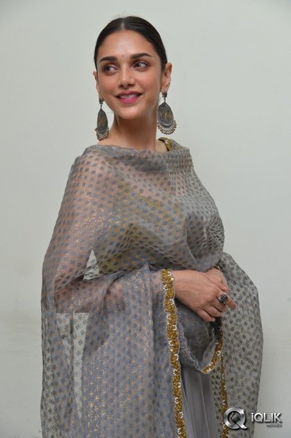 Aditi-Rao-Hydari-at-Cheliyaa-Movie-Promotions